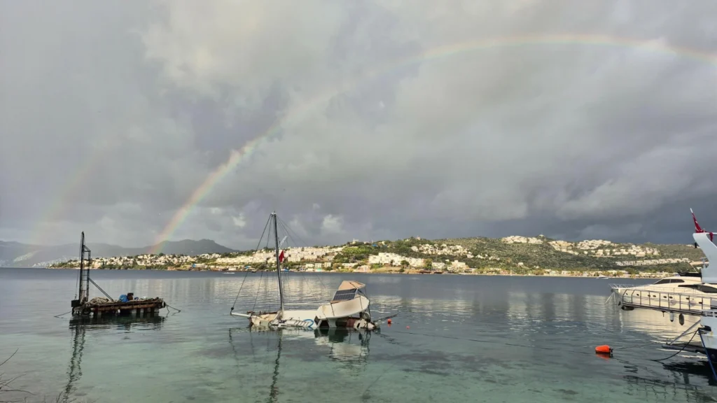 Bodrum’da kuvvetli rüzgar tekneyi batırdı – Birlik Haber Ajansı