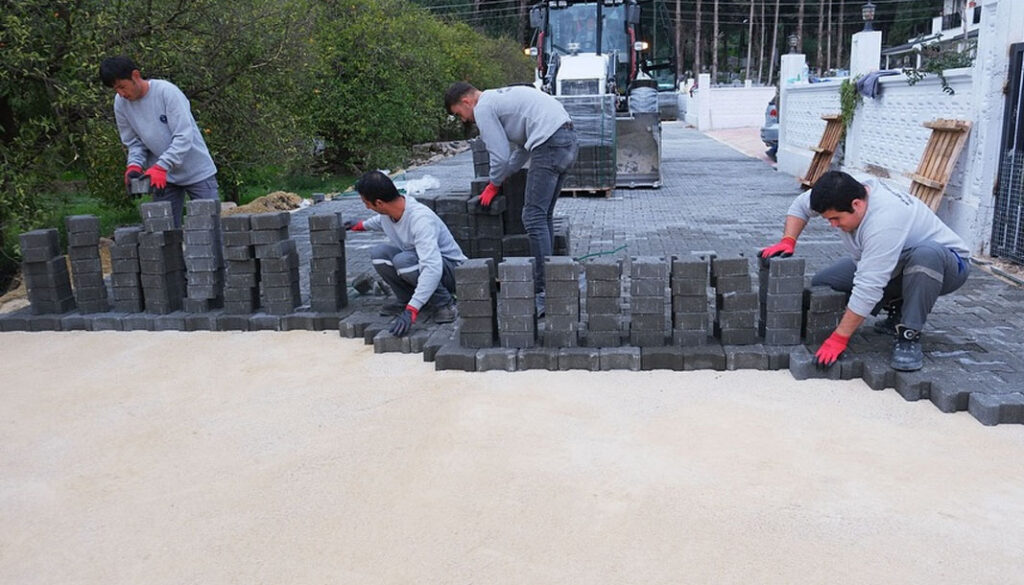 Kemer’de yol çalışmaları