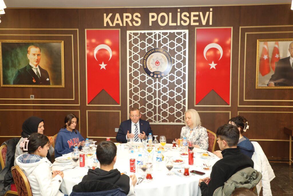 Vali Ziya Polat, Sevgi Evi’nde kalan çocuklarla iftarda buluştu – Birlik Haber Ajansı